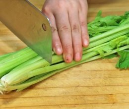 芹菜不要炒着吃了，加2个蛋，鲜香十足，还没出锅小孩都要馋哭了的做法