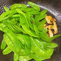 #春日露营#香菇炒荷兰豆的做法图解7