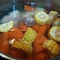 清爽胡萝卜玉米排骨老火汤的做法图解4
