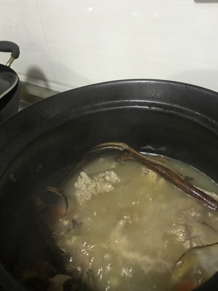五指毛桃煲龙骨的做法