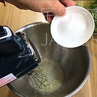 抹茶爆浆奶油松饼，清香与醇厚完美融合，一入口瞬间在口中弥漫开的做法图解3