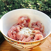 黄瓜丁炒里脊肉的做法图解2