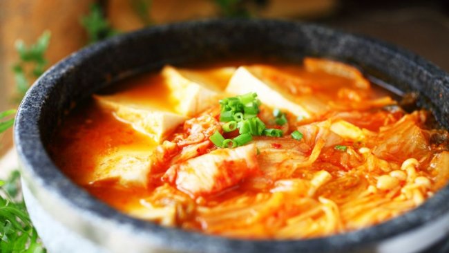 韩式辣白菜豆腐火锅的做法