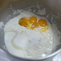浓郁香软的蛋黄吐司的做法图解2