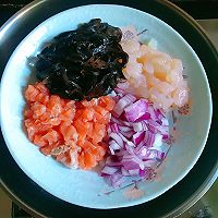 美味三文鱼虾仁小馄饨的做法图解2