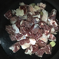 土豆烧牛肉的做法图解1