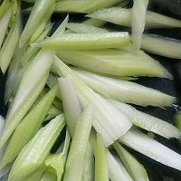 虾仁炒香芹的做法图解5