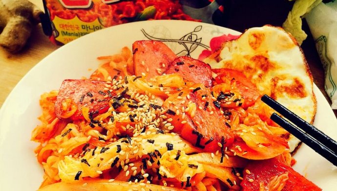 怎么不疼舌头吃辣鸡炒面