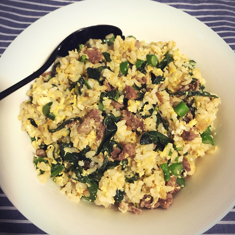 沙茶牛肉芥兰炒饭的做法