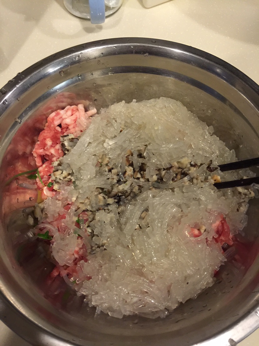 东北白菜粉条香菇包子的做法图解3