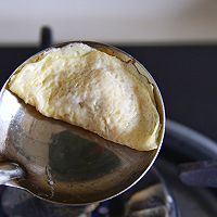 教你在家做蛋饺，一个勺子搞定，鲜嫩金黄，营养美味的做法图解8