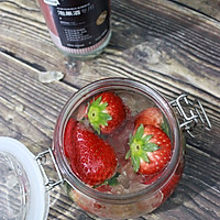自制草莓果酒，味道特别好的做法图解1