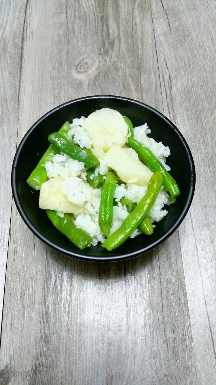 四季豆洋芋焖饭的做法
