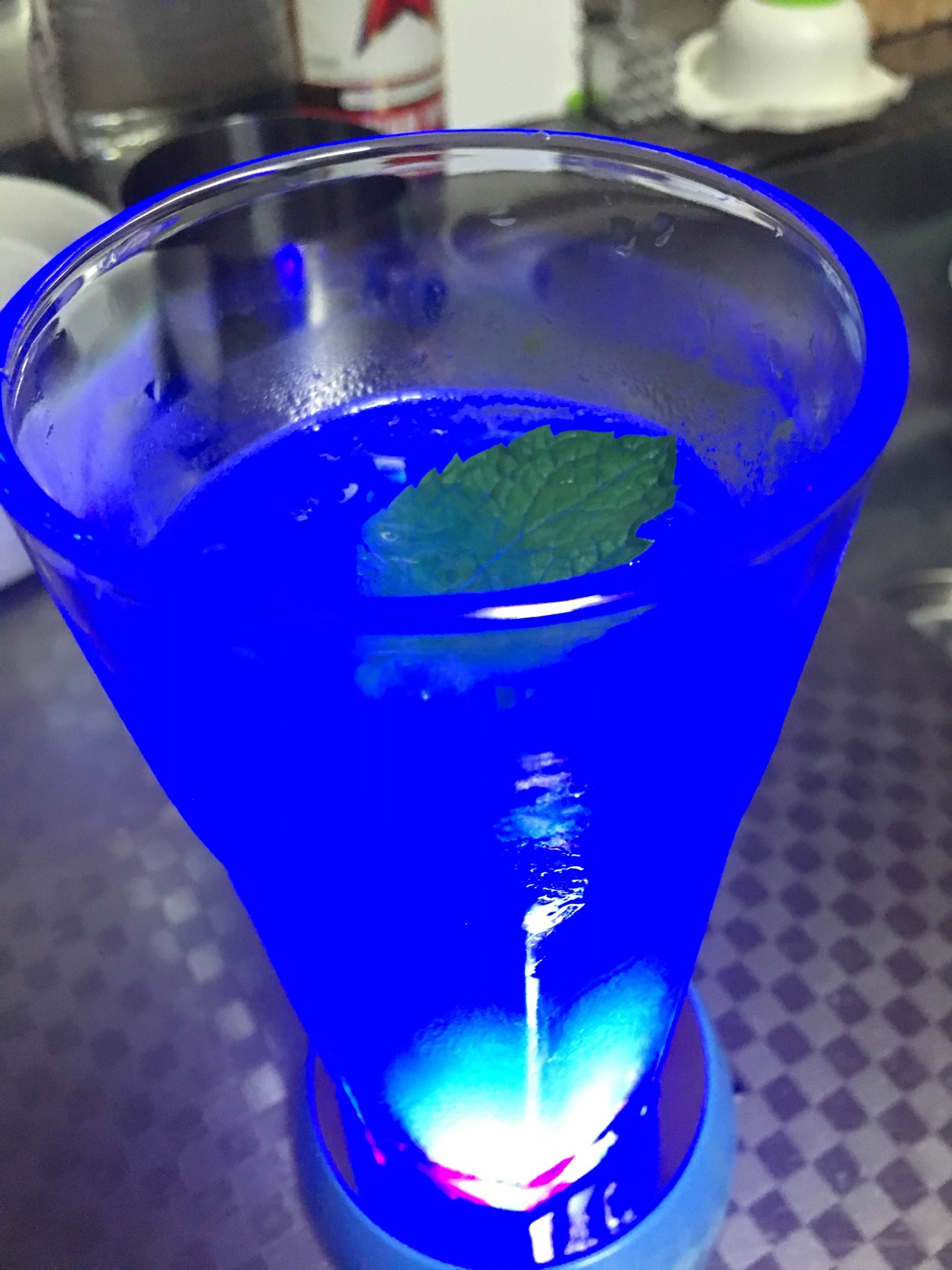 蓝橙气泡鸡尾酒怎么做_蓝橙气泡鸡尾酒的做法_豆果美食