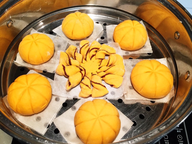 南瓜豆沙包的做法图解2