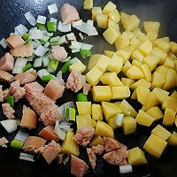 半熟土豆辣菜肉的做法图解2