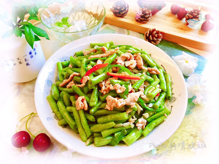 夏季餐桌必备，从上市吃到下市的-豇豆角炒肉的做法