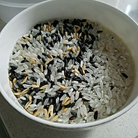 燕麦米黑米大米粥的做法图解1