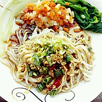 改良版葱油拌面的做法图解1