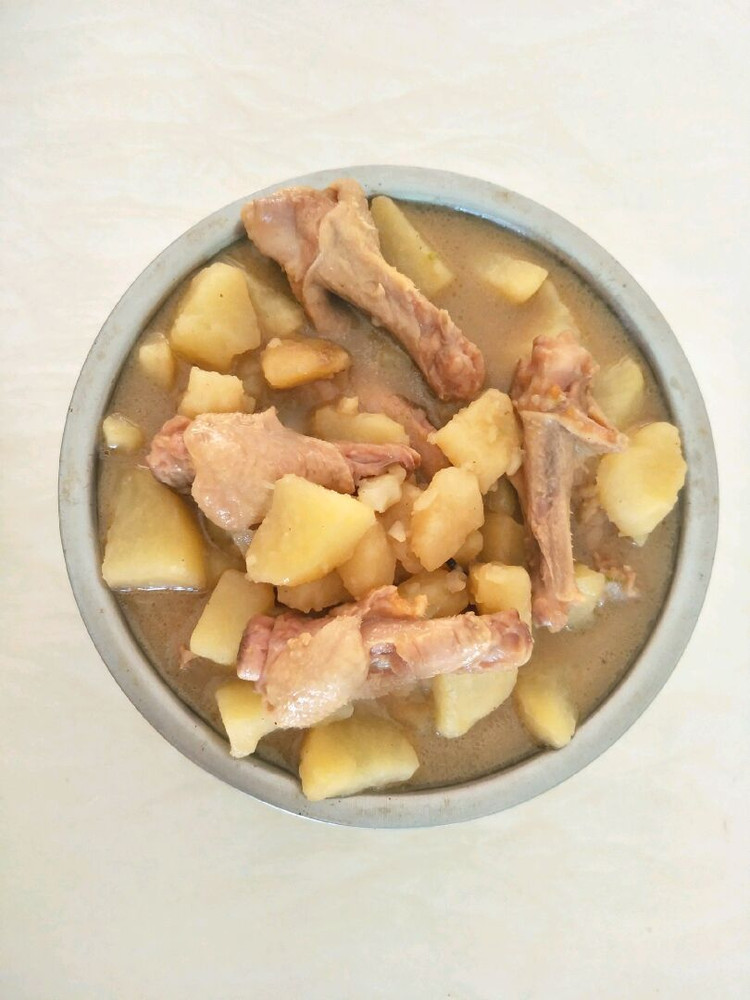 鸭翅根炖土豆的做法