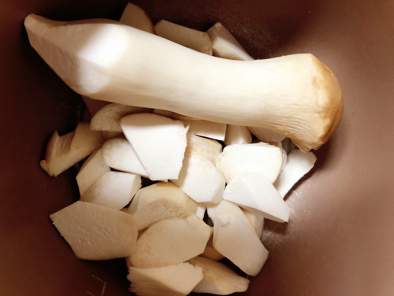 腊肠炒鸡腿菇怎么做_腊肠炒鸡腿菇的做法_豆果美食
