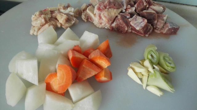 牛肉炖萝卜的做法图解1
