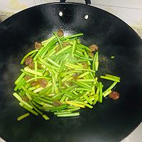 简单又好吃的蒜苗炒腊肠的做法图解5