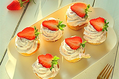 过节聚会最受欢迎的春意甜点——婉约动人的酸奶草莓蛋糕