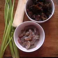 炒什锦（山药、黑木耳、芹菜、虾仁）的做法图解1