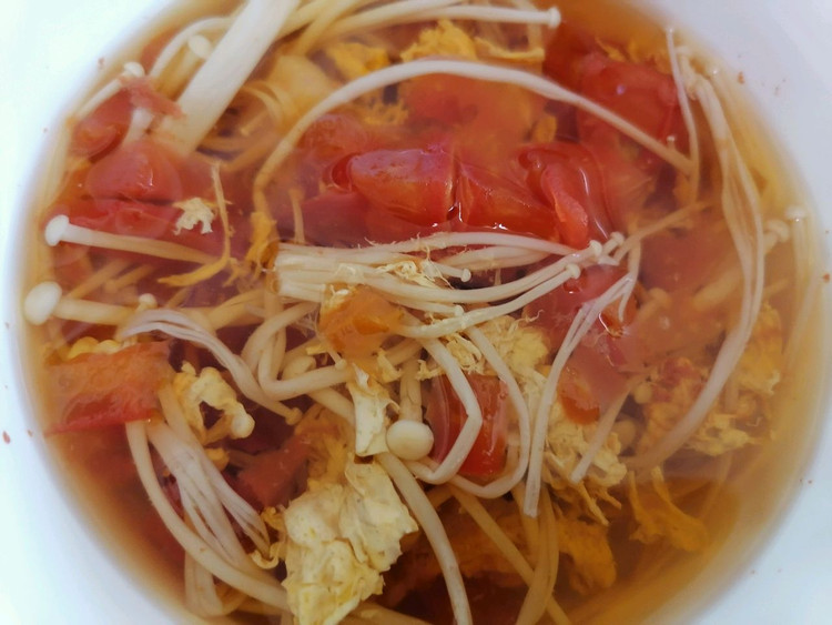 无油低盐低脂爽口西红柿金针菇汤的做法