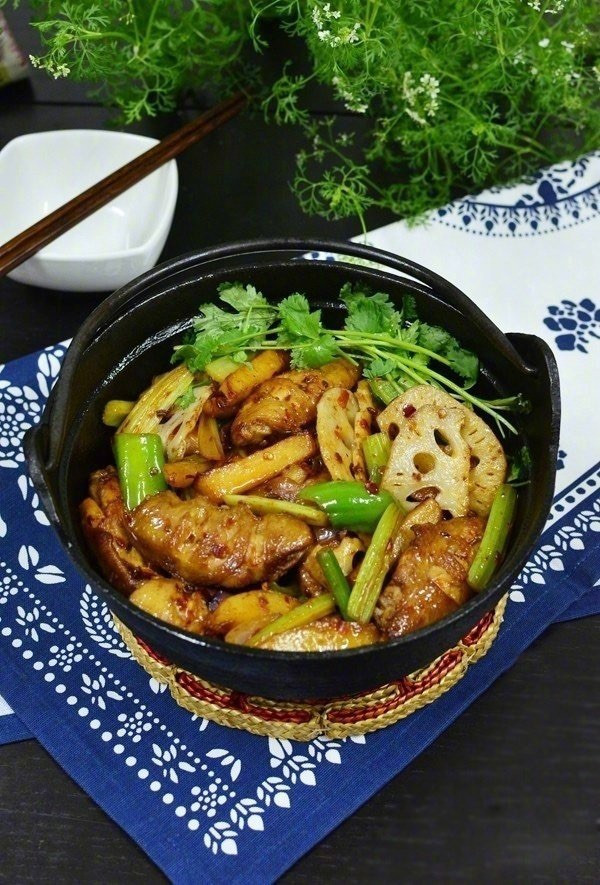 【干锅鸡翅】荤素搭配一锅出，香浓滋味让你吃到停不下来的做法