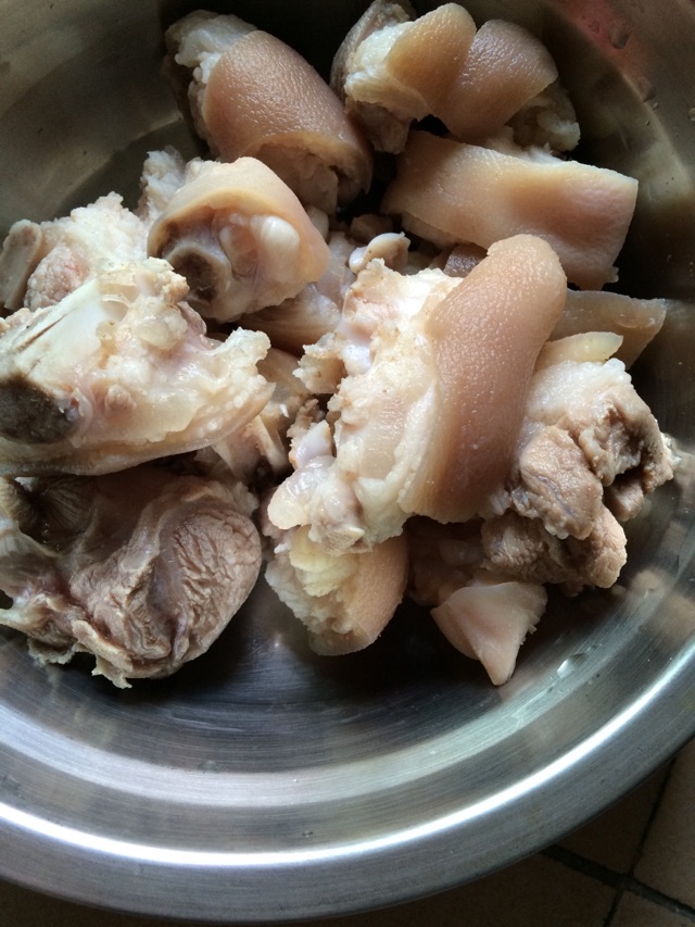 卤猪蹄的做法图解1
