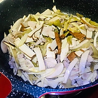 神鲜美味~蘑菇冬笋榨菜肉丝炒豆干的做法图解10