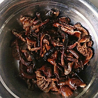 东北榛蘑炖红烧肉的做法图解1