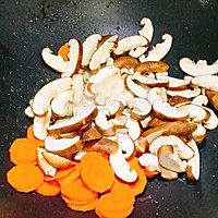 减脂餐❗️营养好吃的香菇胡萝卜炒鸡蛋的做法图解5
