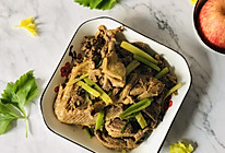 芹菜炒鸭肉的做法