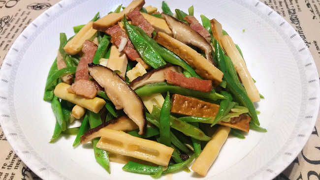 #夏日消暑，非它莫属# #我要上首焦#培根扁豆炒熏干的做法