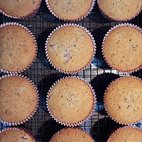 松软绵柔的纸杯蛋糕胚——鲜树莓cupcake的做法图解4