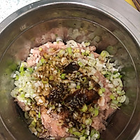 特色猪肉大葱包子的做法图解5