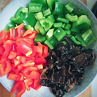 彩椒牛肉丁的做法图解1