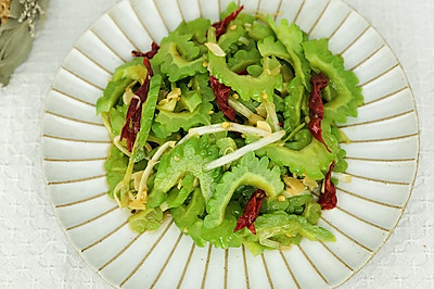 夏日美食炝拌苦瓜