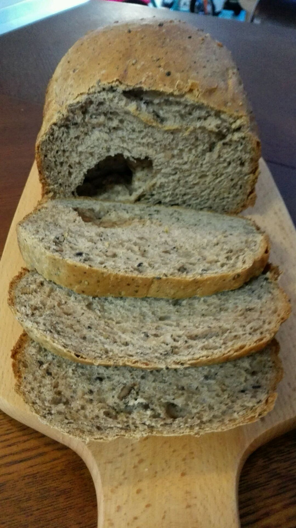 黑芝麻核桃仁奶香面包