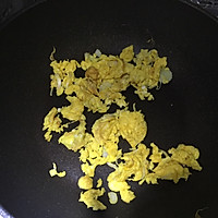 颜与味的完美组合--莴笋炒蛋的做法图解2