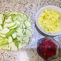 西葫芦炒蛋+腊肠的做法图解1