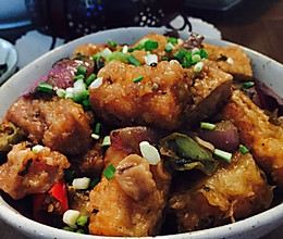 怪味三文鱼腩干锅的做法