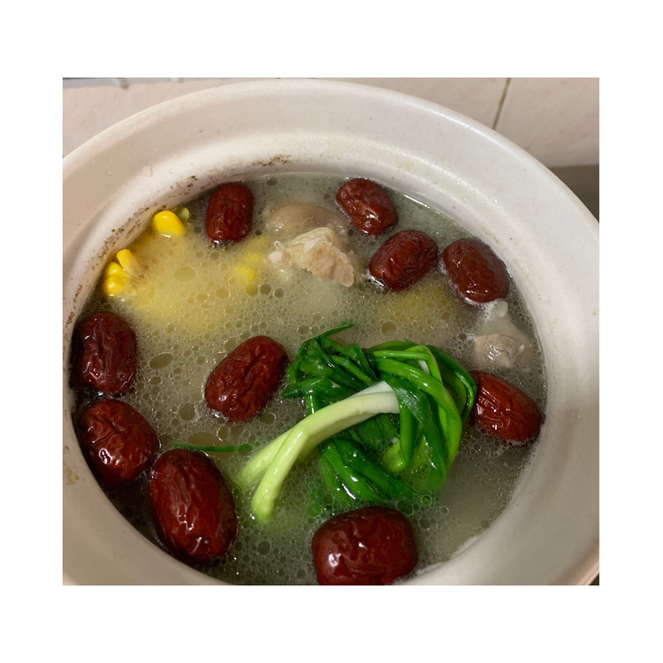 玉米莲藕猪蹄汤的做法