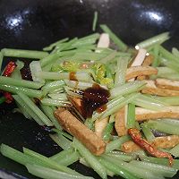 #橄榄中国味 感恩添美味#减脂餐|芹菜炒香干的做法图解5