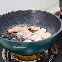 鱼骨萝卜汤的做法图解2