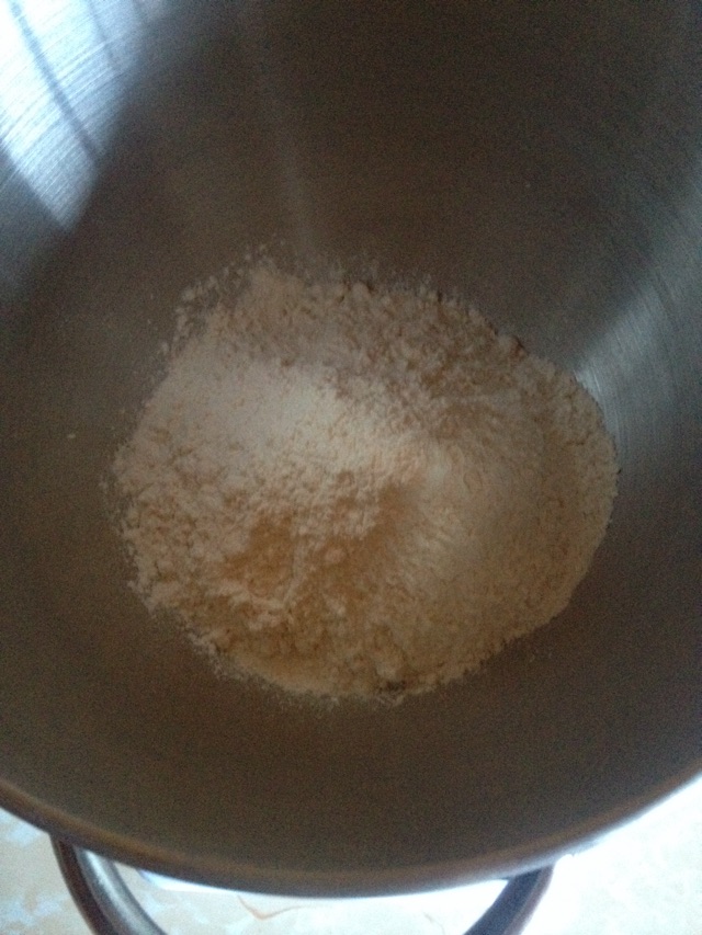 淡奶油面包 （消灭开封后的奶油神器）的做法图解1