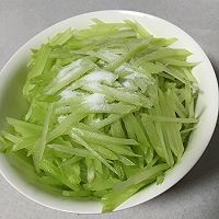 凉拌莴苣丝的做法图解2
